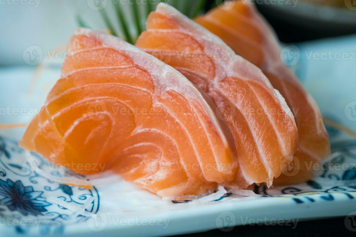 tranche de saumon cru ou sashimi de saumon frais à la japonaise photo