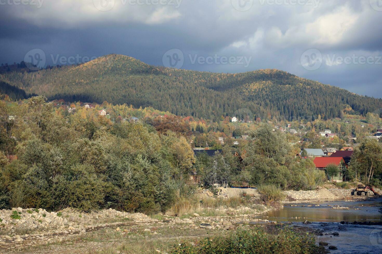 campagne dans montagnes à lever du soleil. herbeux rural pistes avec des champs et des arbres dans tomber feuillage dans l'automne photo