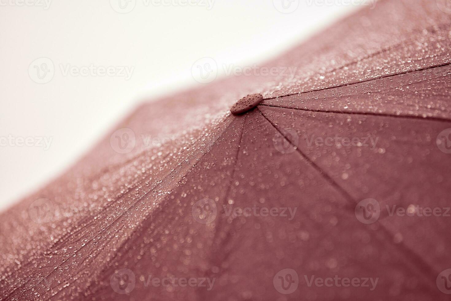 parapluie noir sous la pluie. grand parapluie par mauvais temps. homme dans  la rue par temps nuageux. 13584613 Photo de stock chez Vecteezy