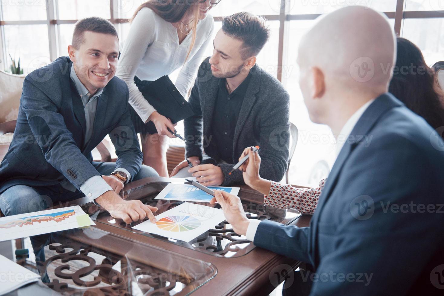 jeune équipe de collègues faisant de grandes discussions d'affaires dans un bureau de coworking moderne. concept de travail d'équipe photo