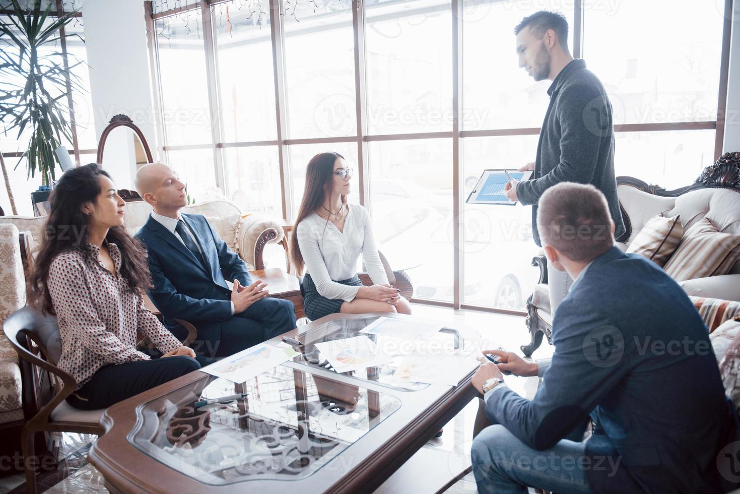 jeune équipe de collègues faisant de grandes discussions d'affaires dans un bureau de coworking moderne. concept de travail d'équipe photo