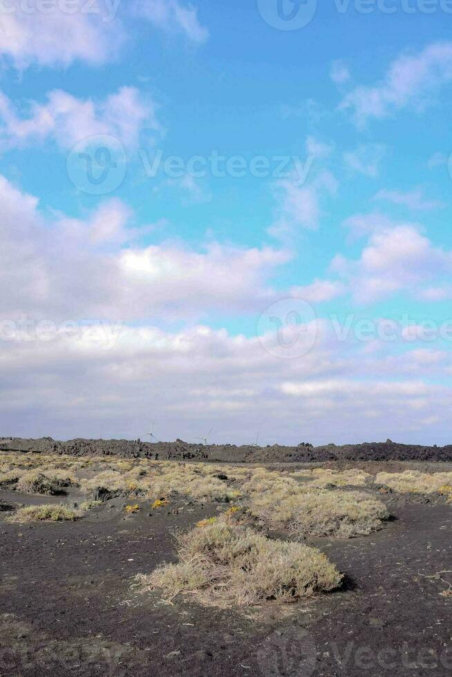 une désert avec une bleu ciel et des nuages photo