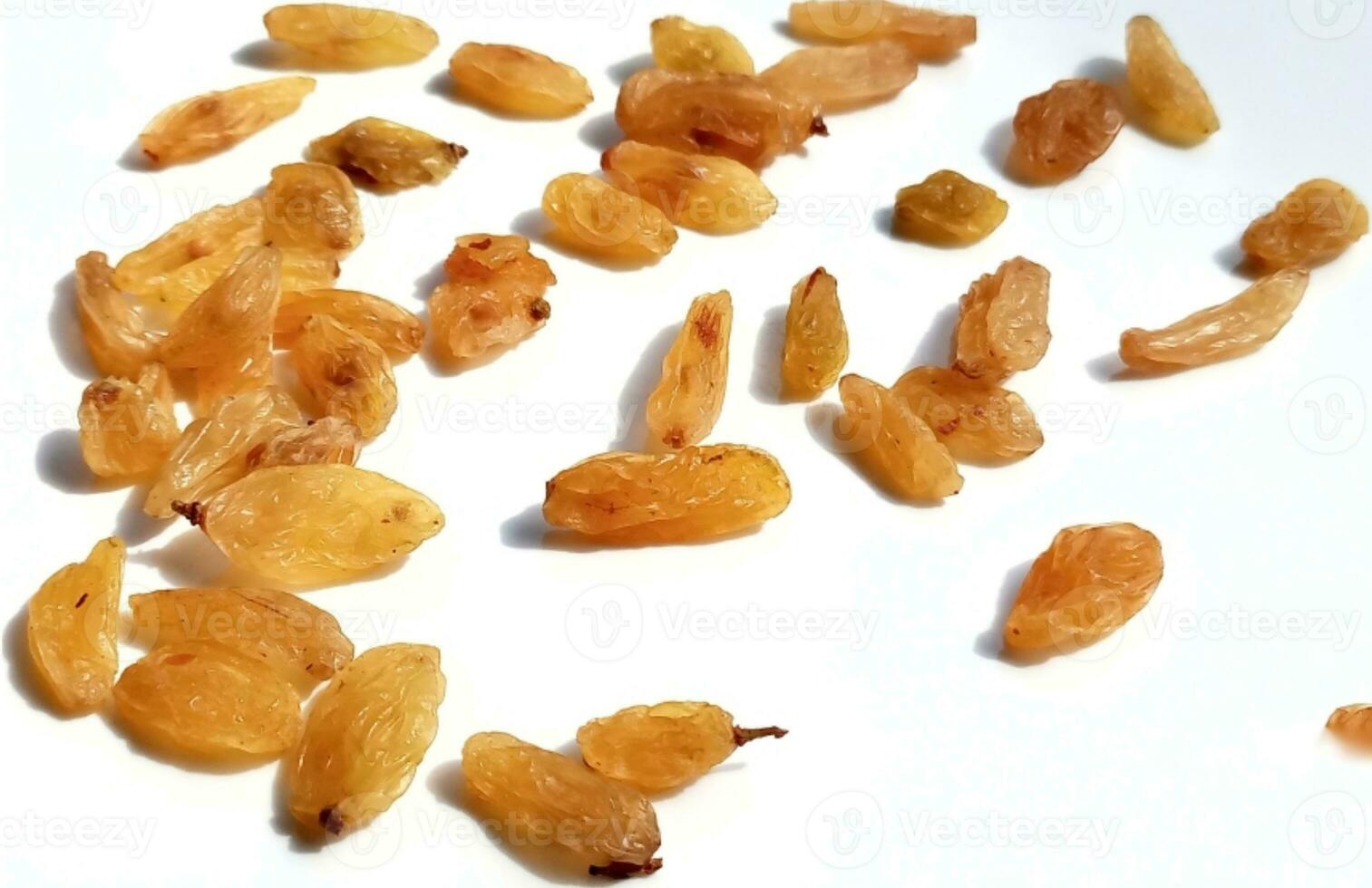 Jaune raisins secs isolé sur blanc Contexte photo