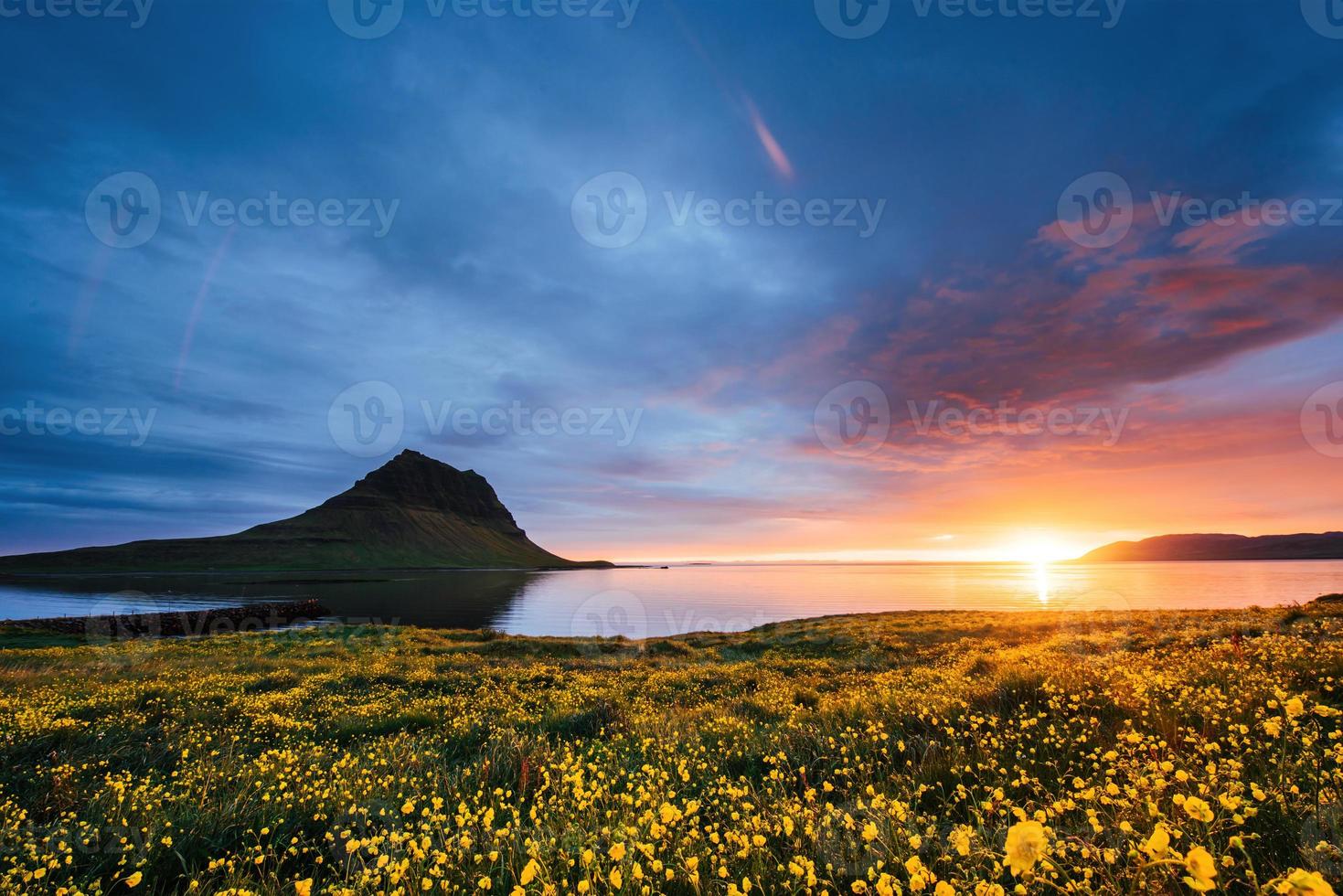 le coucher de soleil pittoresque sur les paysages et les cascades. montagne de Kirkjufell. Islande photo