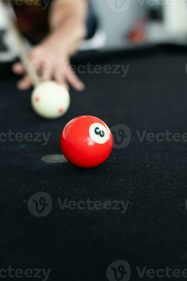 proche en haut vue de homme en jouant bassin table photo