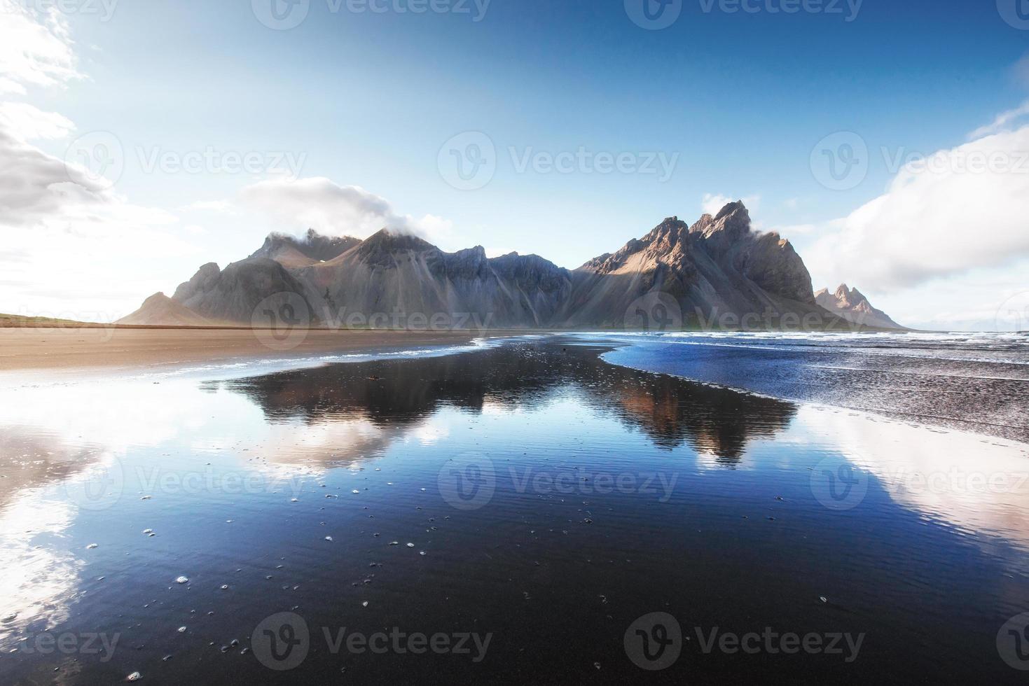 beau jokulsarlon ake avec montagne et fond de ciel bleu, fond de paysage de saison islandaise photo