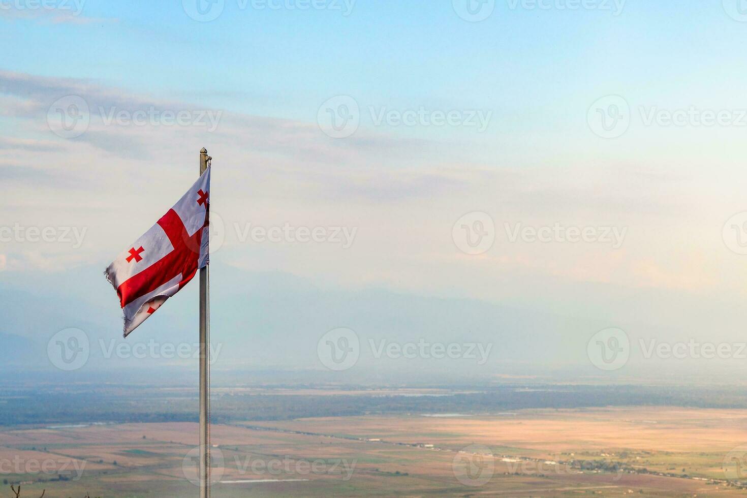 géorgien drapeau plus de alazan vallée dans crépuscule photo
