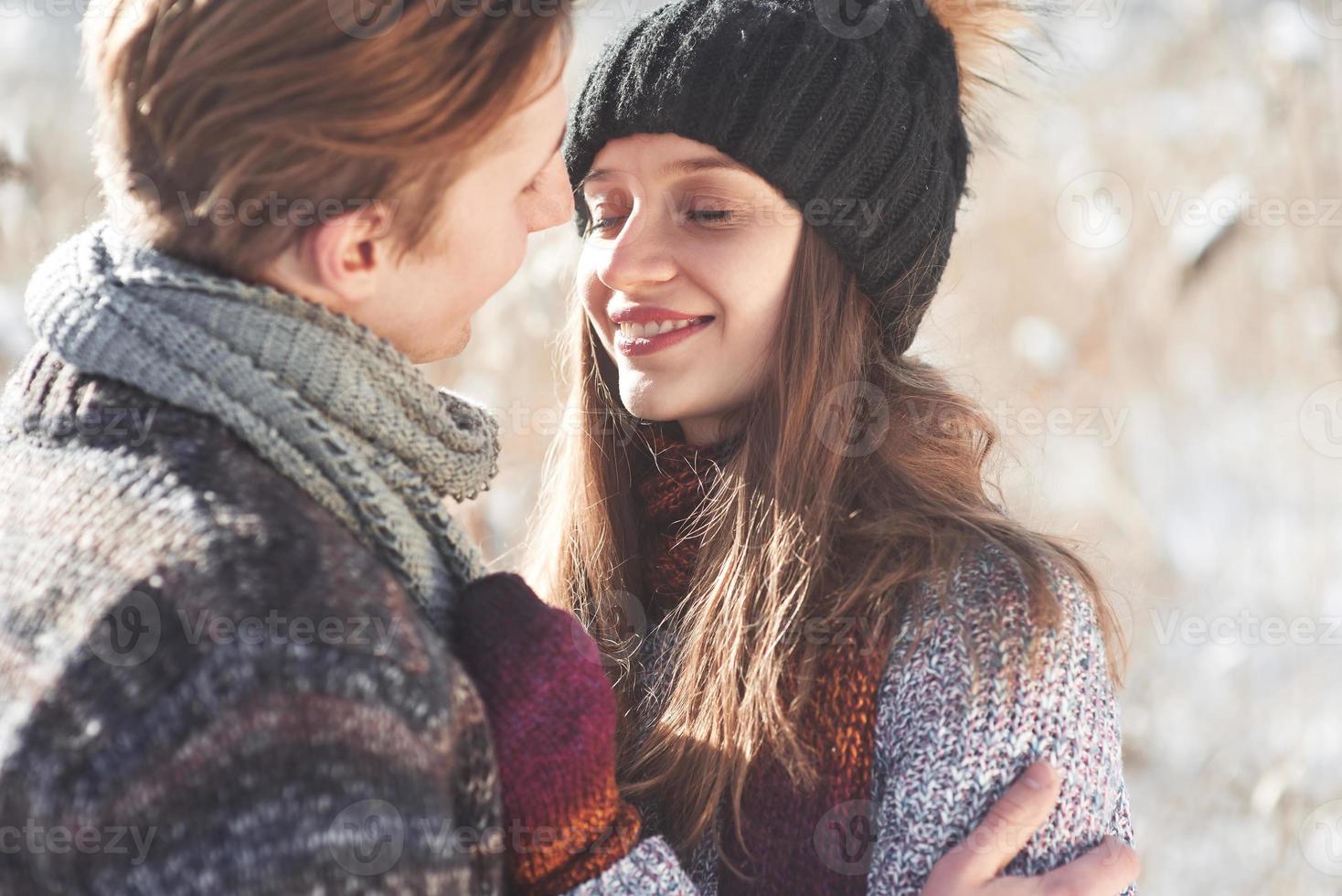 heureux jeune couple dans le parc d'hiver s'amusant.famille à l'extérieur. photo