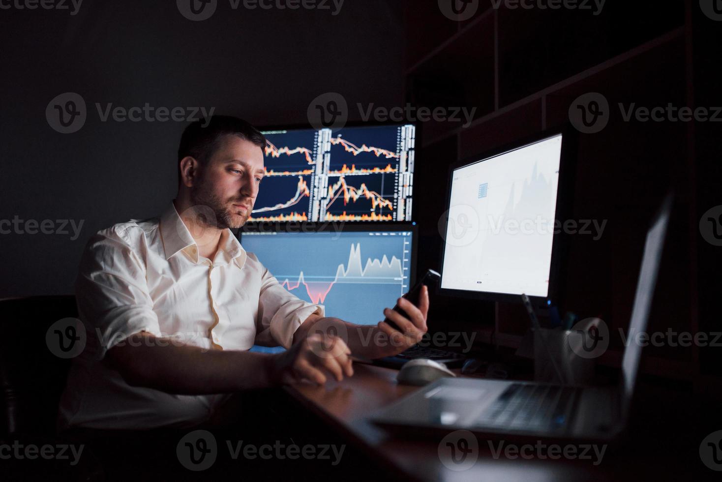 en utilisant les technologies modernes au travail. jeune homme d'affaires travaillant sur tablette numérique alors qu'il était assis au bureau dans un bureau créatif photo