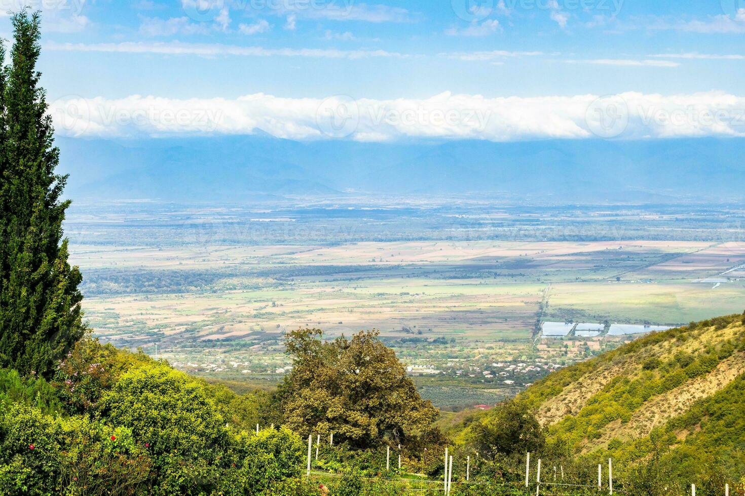 au dessus vue de alazan vallée de bodbe dans kakheti photo