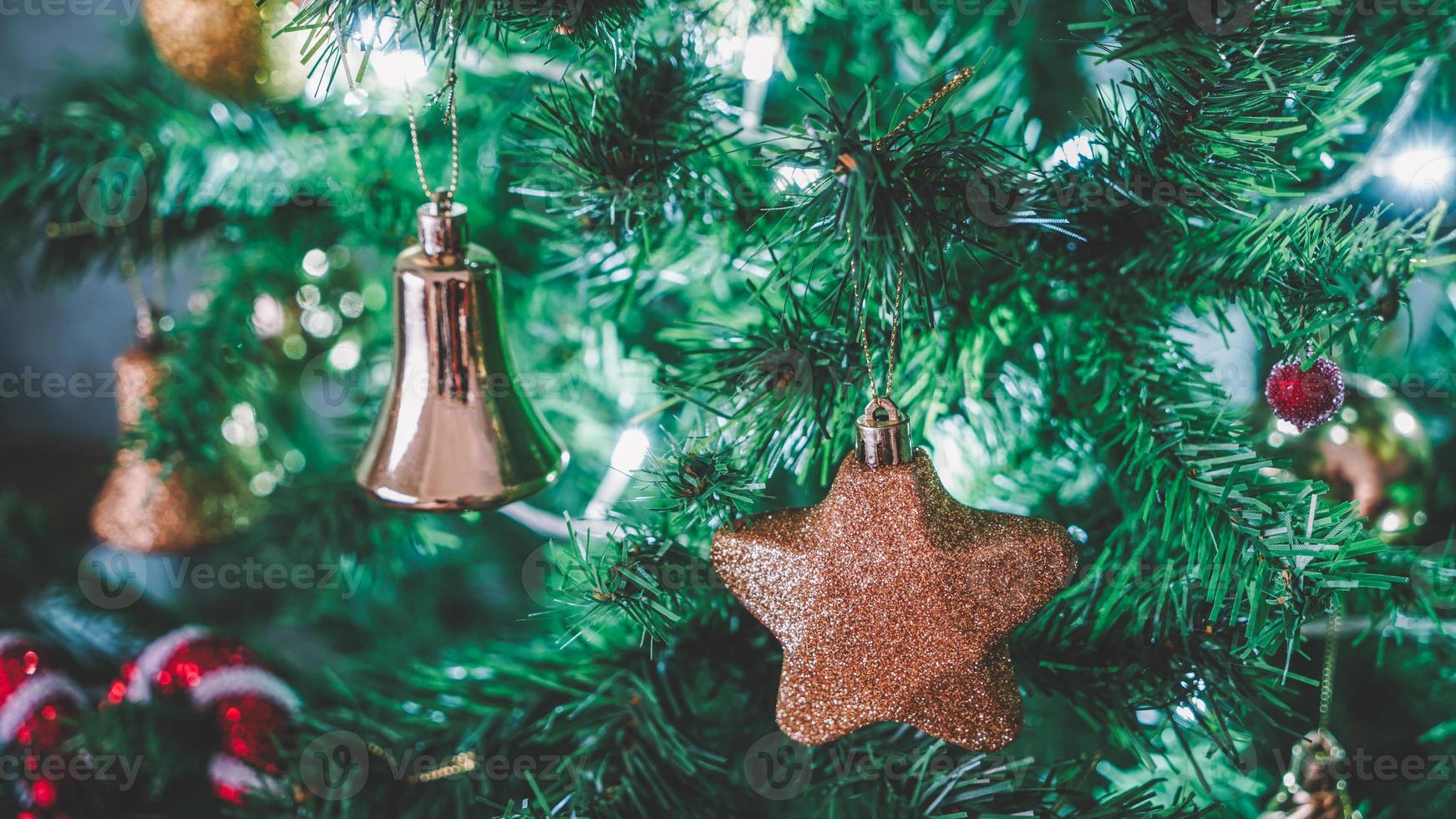 jouets de noël accrochés au sapin de noël photo