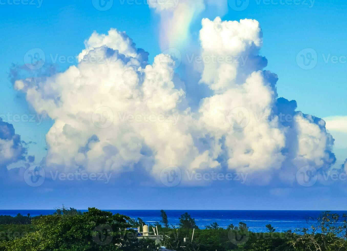 beau et rare arc-en-ciel sur fond bleu ciel nuageux mexique. photo