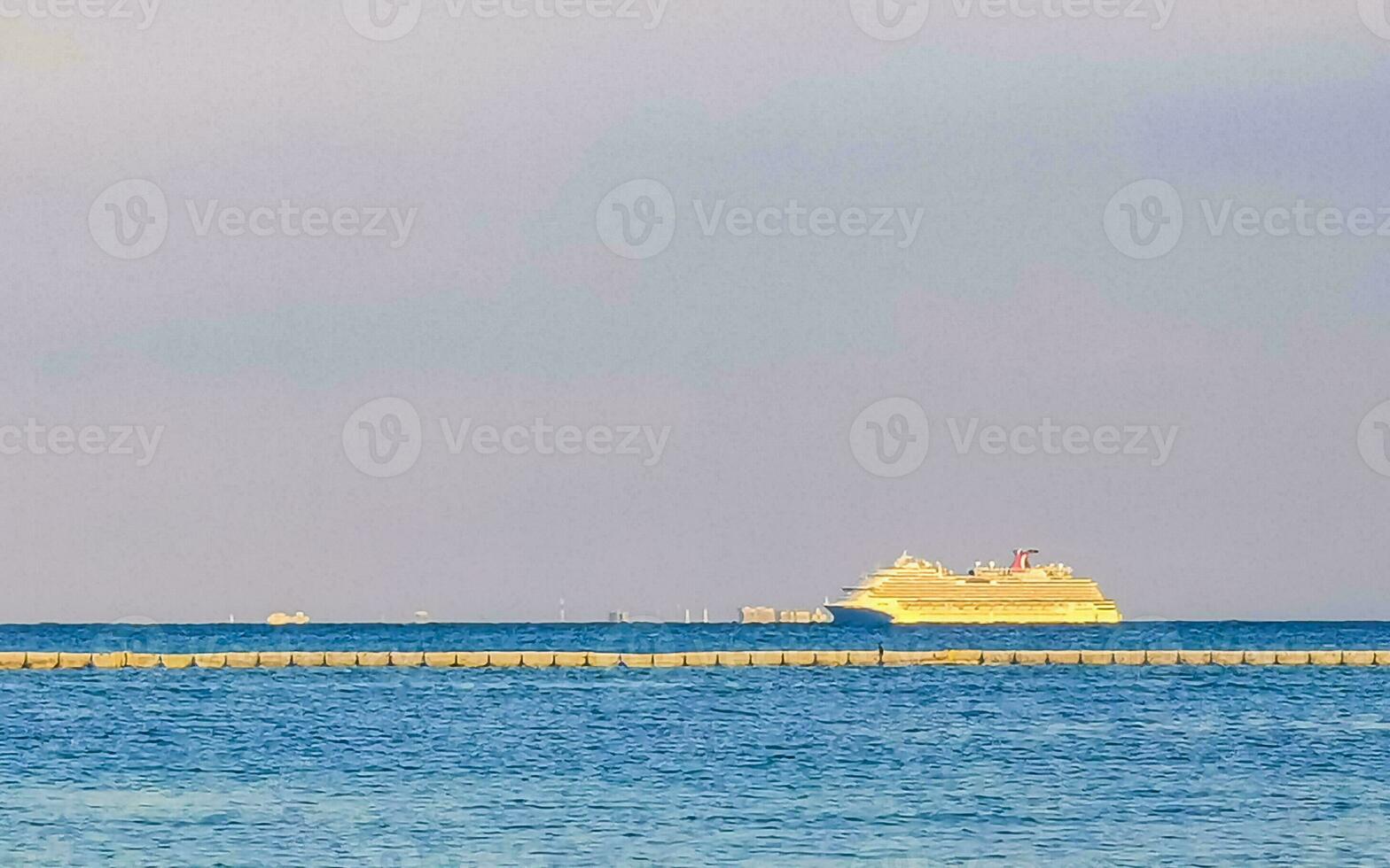 bateaux yachts navire catamaran jetée plage playa del Carmen Mexique. photo