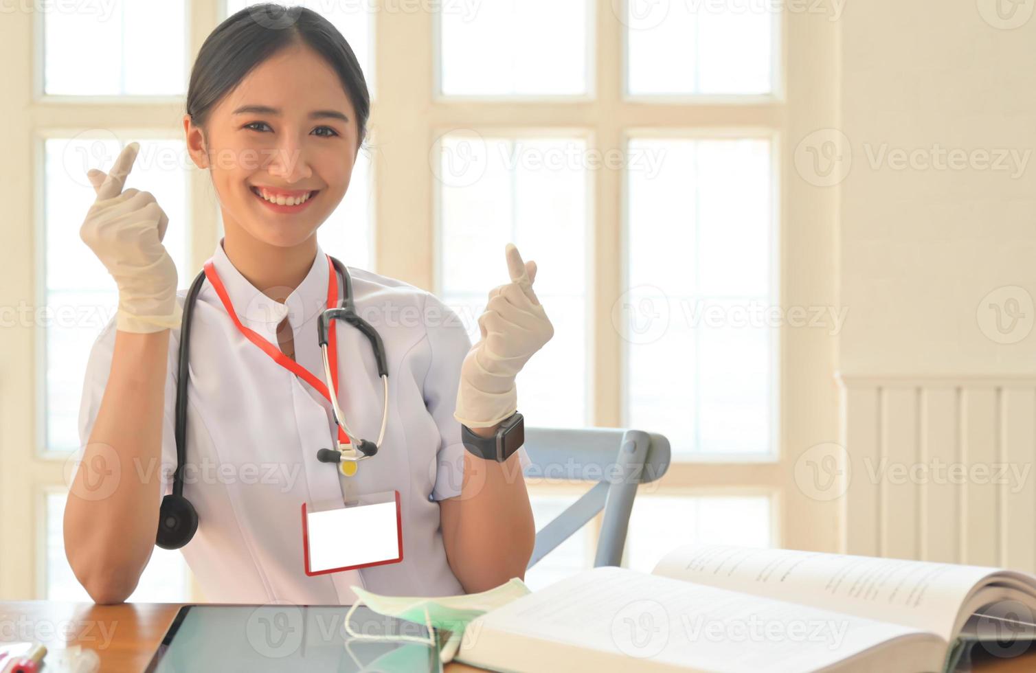 le personnel médical montre ses encouragements et sourit à la suite d'une épidémie virale. photo