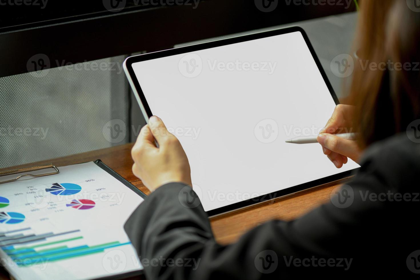 femme d'affaires travaillant sur une tablette moderne à écran blanc au bureau. photo