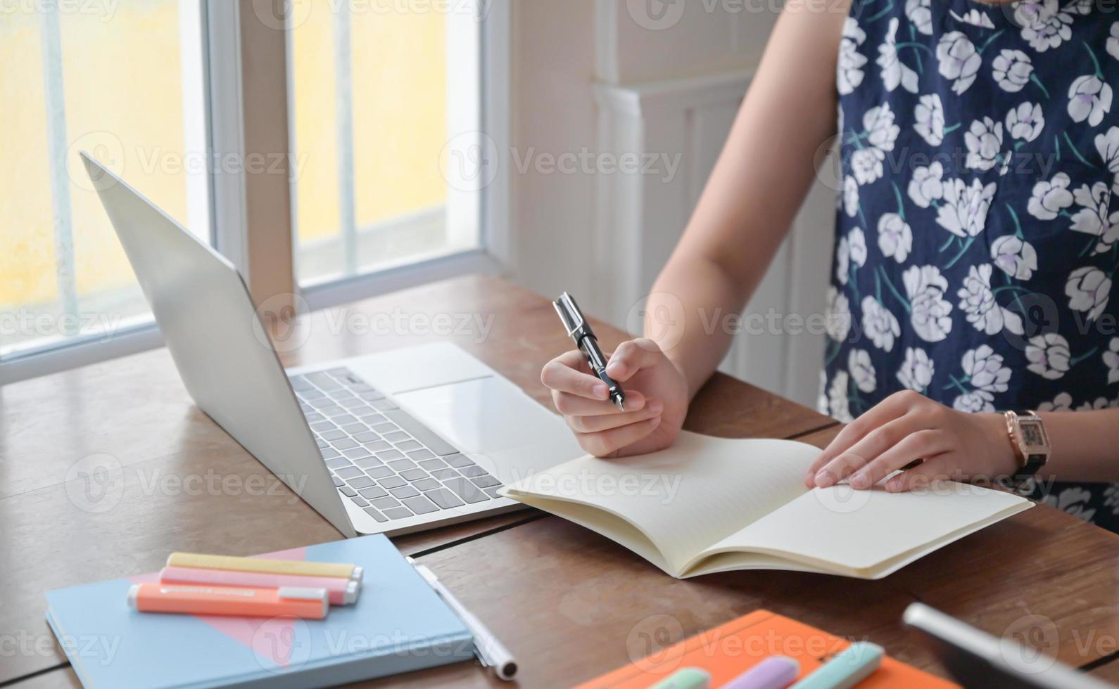 jeune femme enregistrant des réunions en ligne à son domicile, travaillant à domicile pour prévenir le virus. photo
