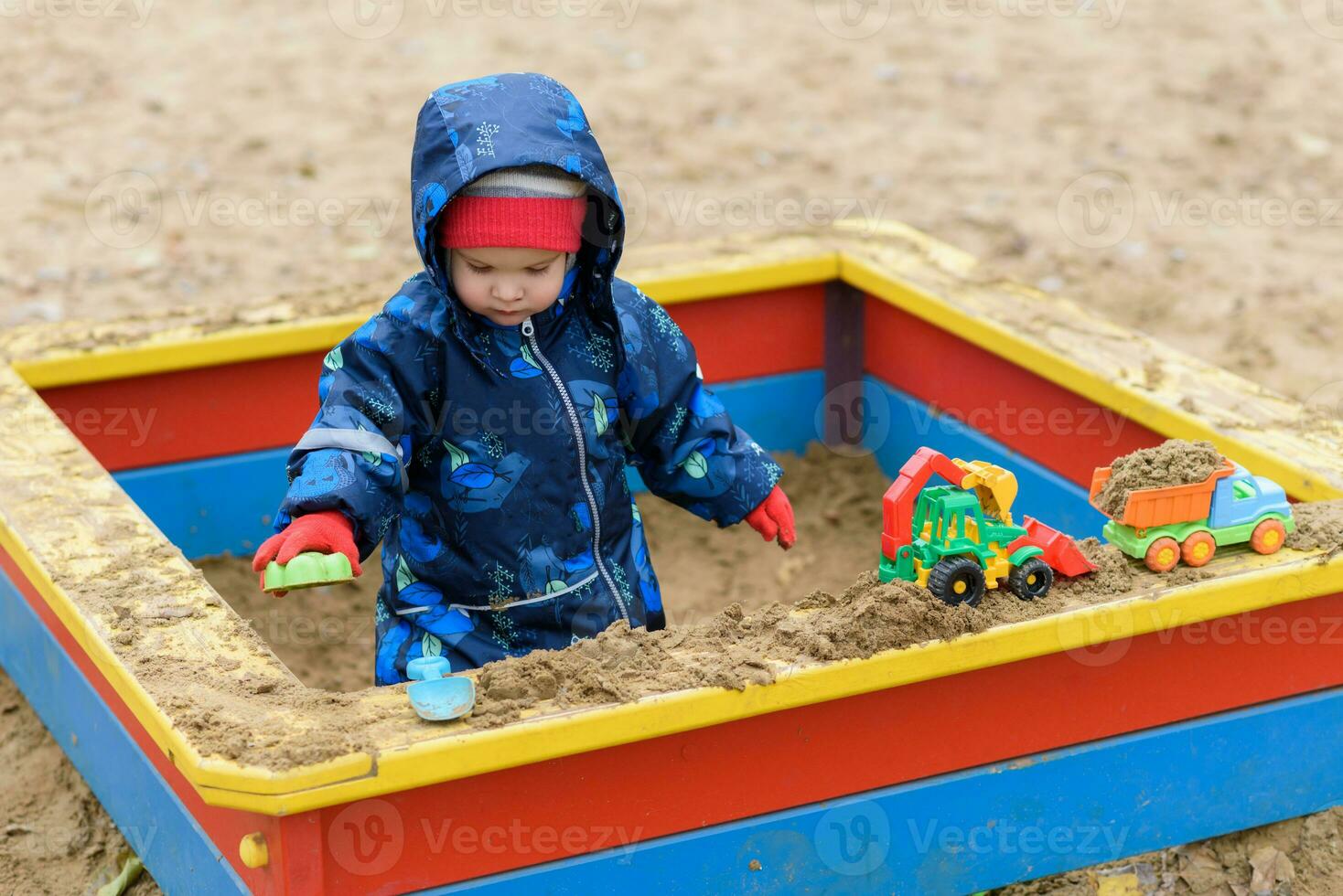 le enfant pièces voitures sur le terrain de jeux photo