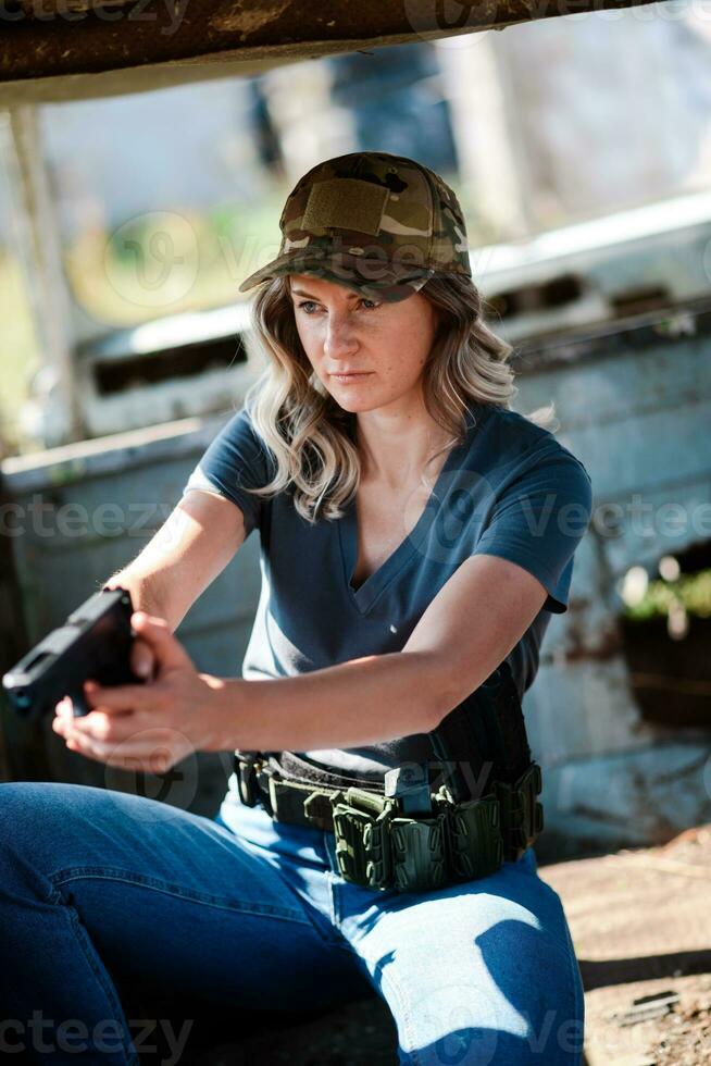 une fille avec une pistolet dans sa main apprend à tirer à le tournage intervalle photo