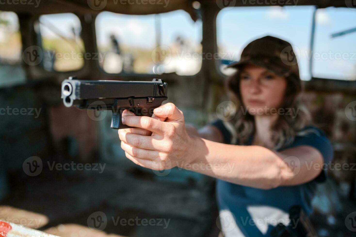 femme avec une pistolet dans sa main apprend à tirer photo