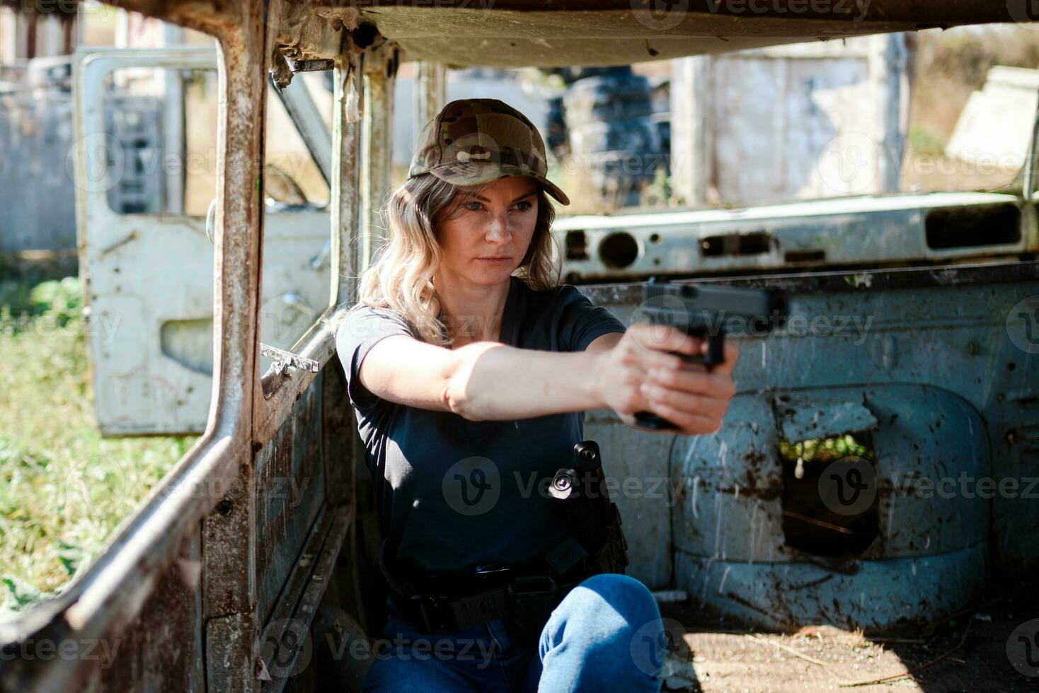 une fille avec une pistolet dans sa main apprend à tirer à le tournage intervalle photo