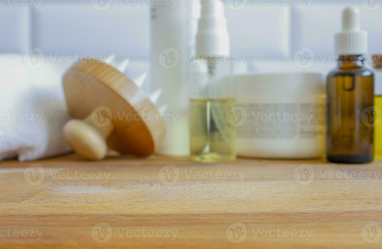 cheveux se soucier des produits sur une en bois Contexte. sélectif se concentrer. photo