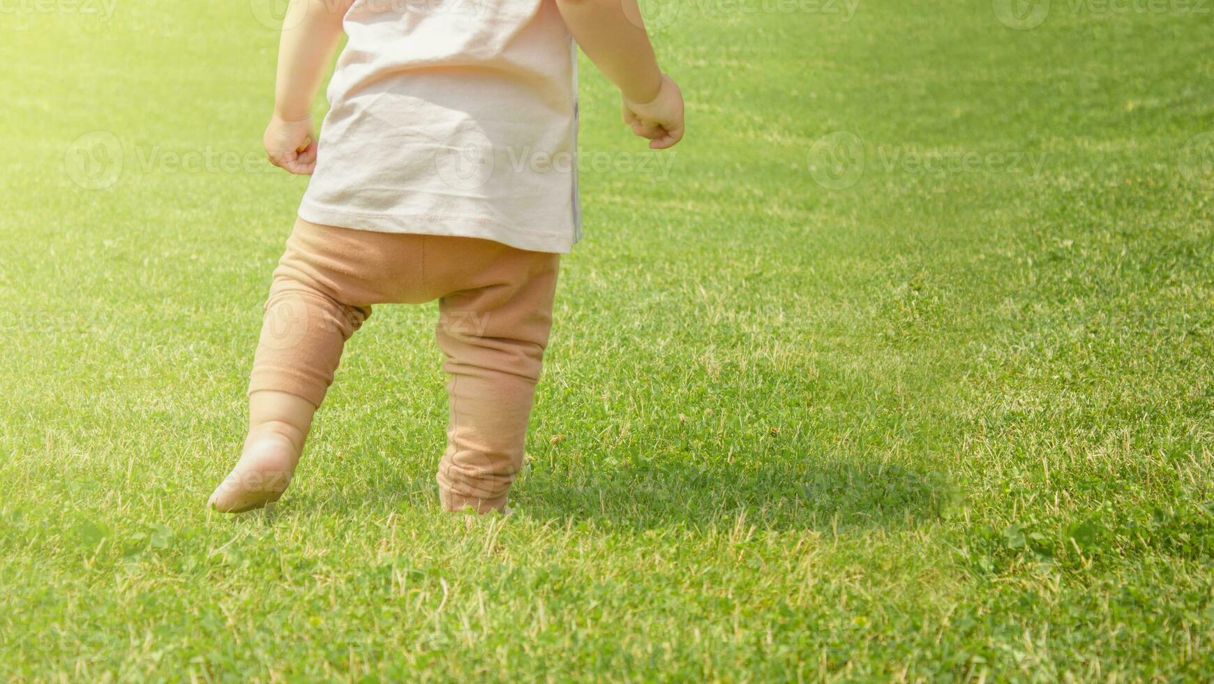 premier bébé pas. peu bébé apprentissage à marcher. photo