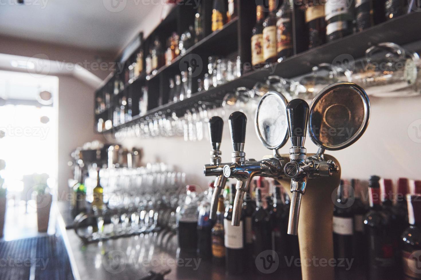 prêt à pinte de bière sur un bar dans un pub en bois de style traditionnel photo