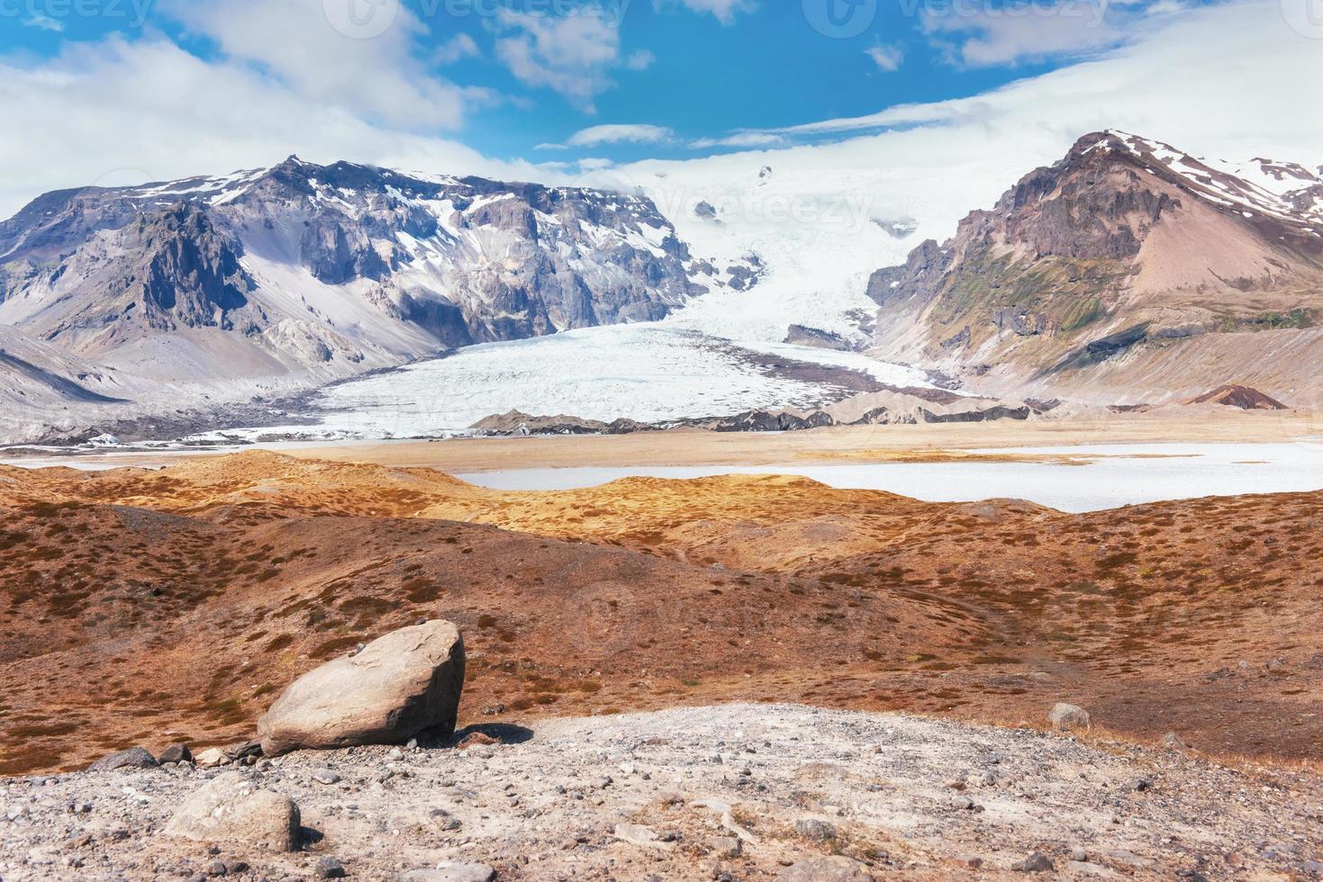 parc national de la vallée landmannalaugar. sur les pentes douces des montagnes se trouvent des champs de neige et des glaciers. magnifique islande en juillet photo