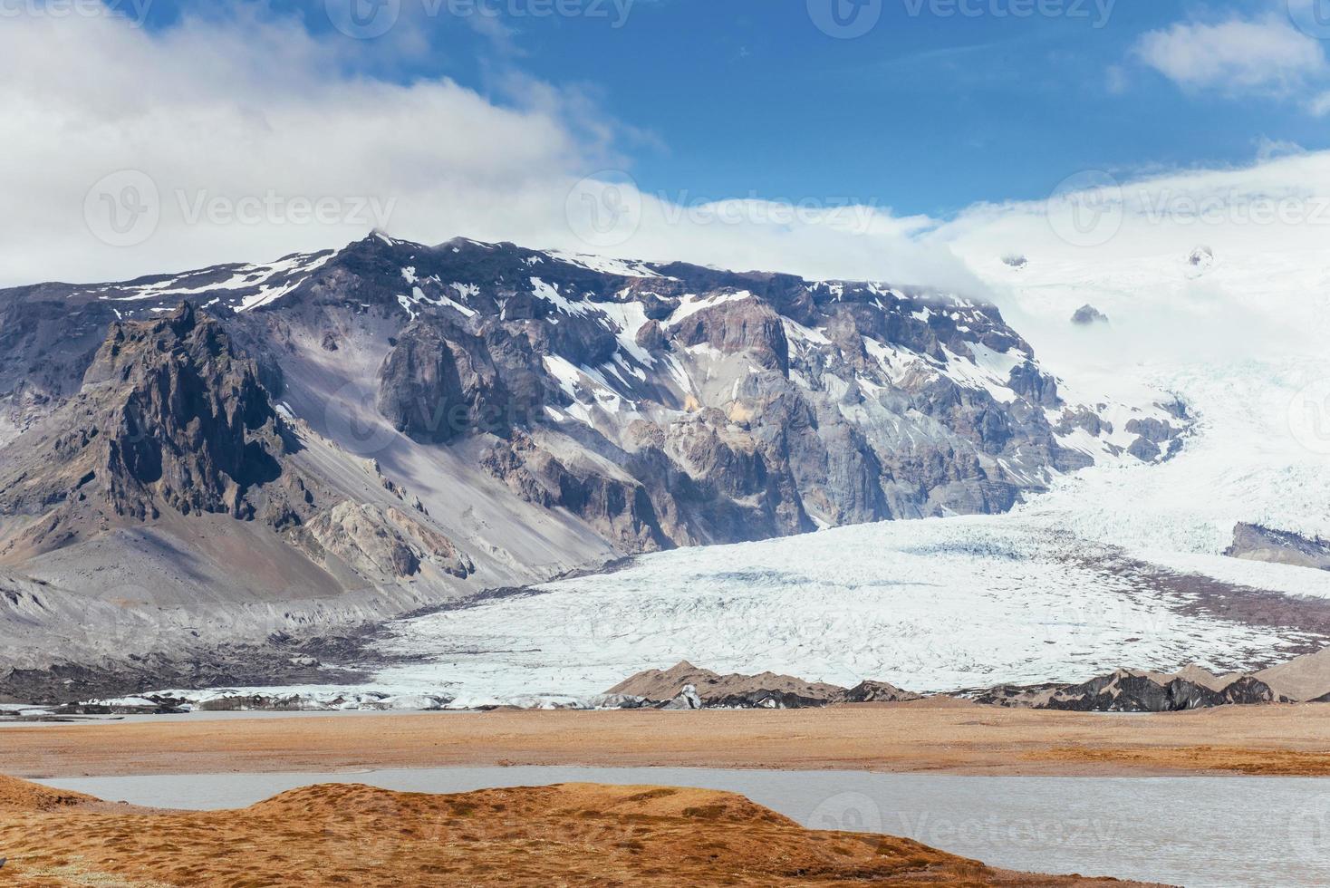 parc national de la vallée landmannalaugar. sur les pentes douces des montagnes se trouvent des champs de neige et des glaciers. magnifique islande en juillet photo