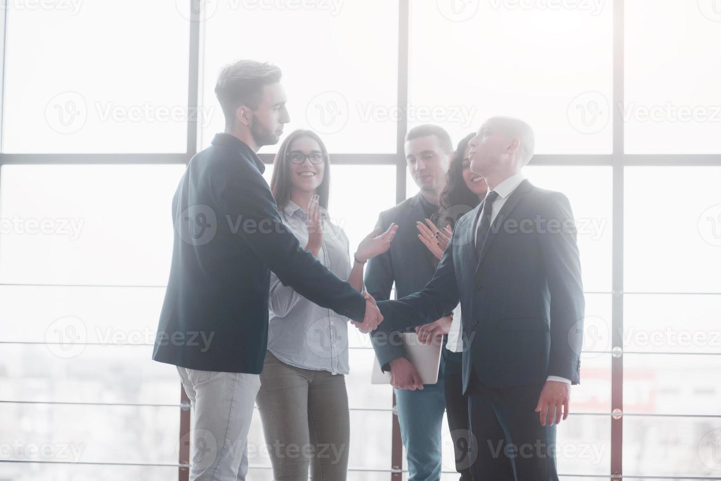 deux hommes d'affaires confiants se serrant la main lors d'une réunion au bureau, le succès, la négociation, l'accueil et le concept de partenaire photo