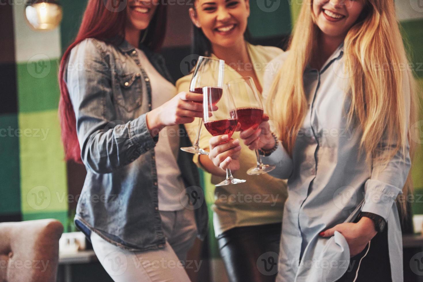 photo présentant un groupe d'amis heureux avec du vin rouge