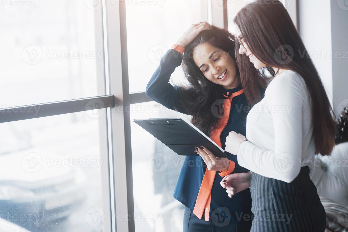 deux collègues féminines debout l'une à côté de l'autre dans un bureau photo