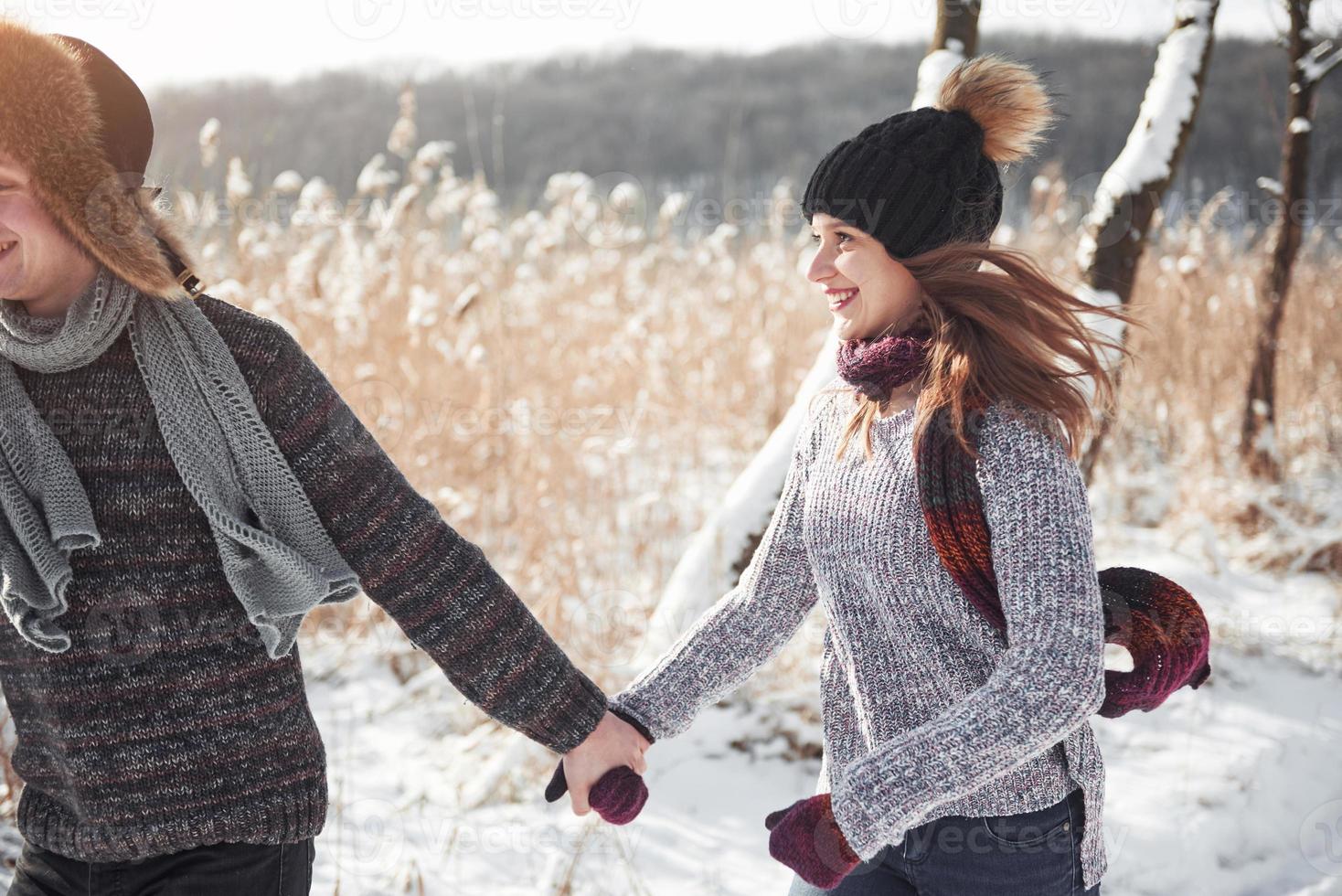 concept de personnes, de saison, d'amour et de loisirs - couple heureux s'amusant sur fond d'hiver photo