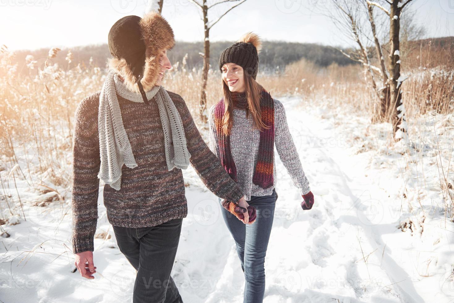 concept de personnes, de saison, d'amour et de loisirs - couple heureux s'amusant sur fond d'hiver photo