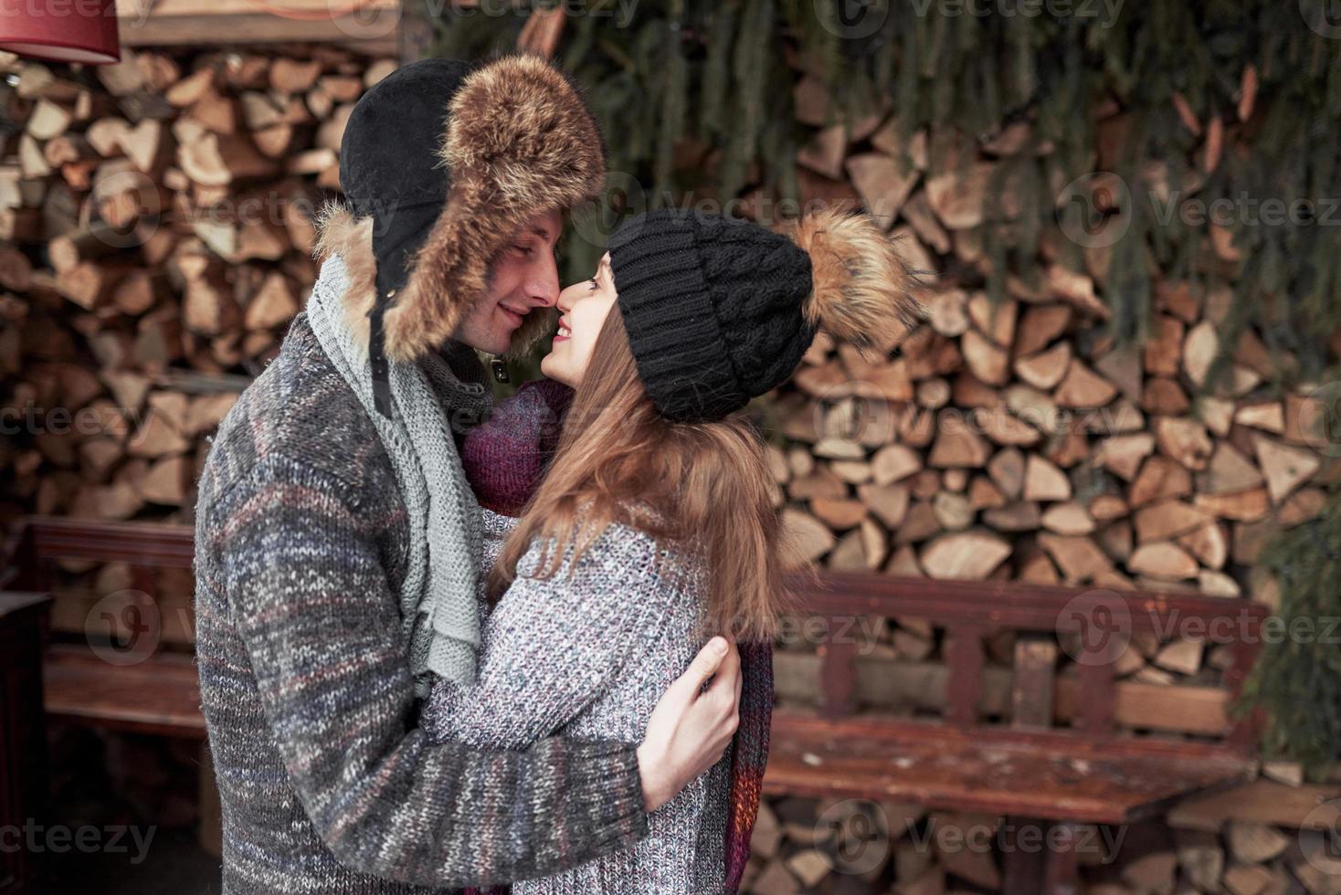 heureux jeune couple dans le parc d'hiver s'amusant.famille à l'extérieur. photo