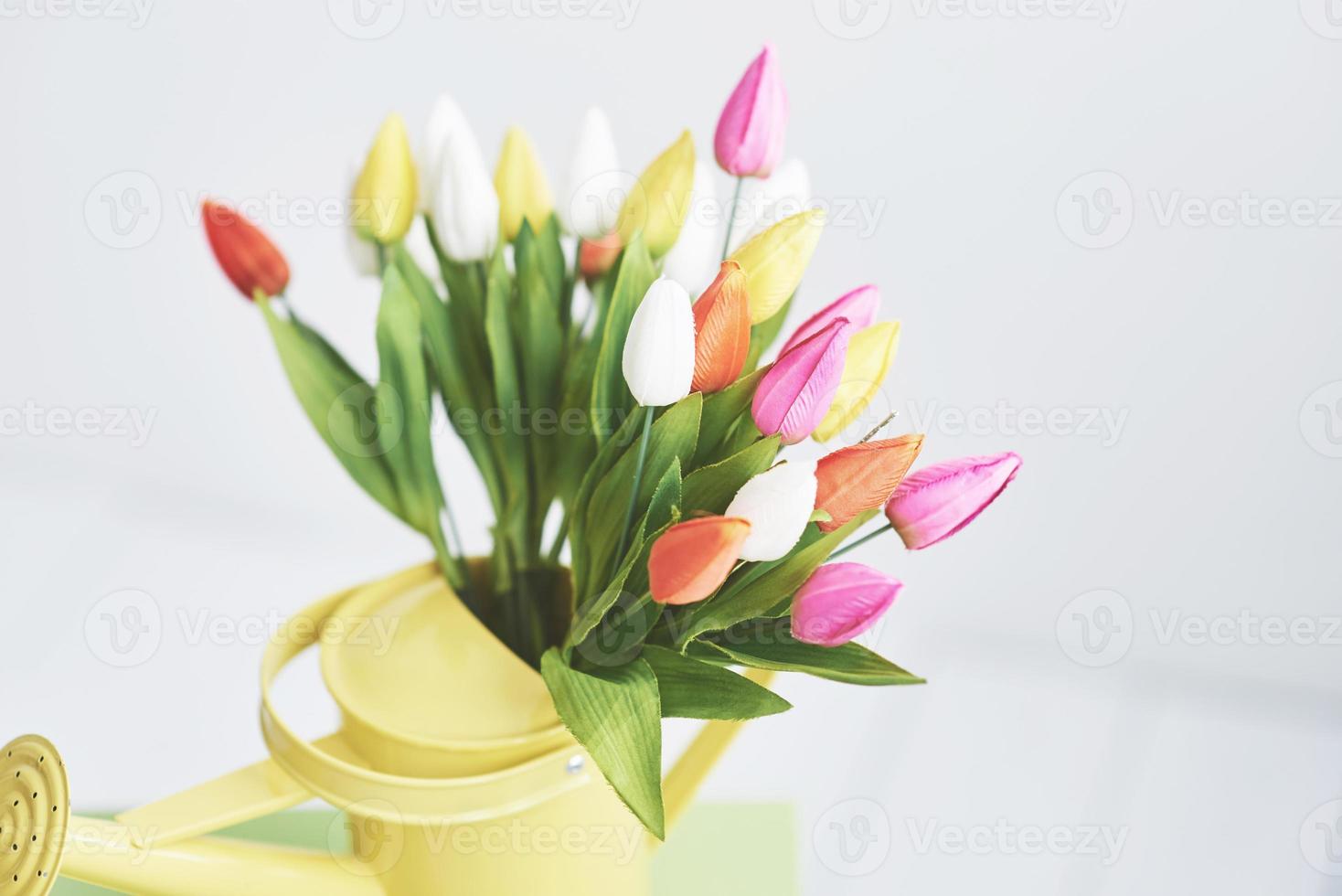 entonnoir jaune à petites fleurs colorées. belles fleurs de printemps photo