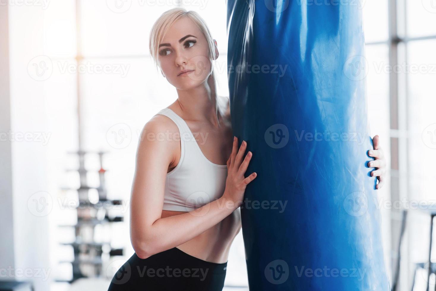 fille active dans la salle de fitness. concept d'entraînement mode de vie sain sport photo