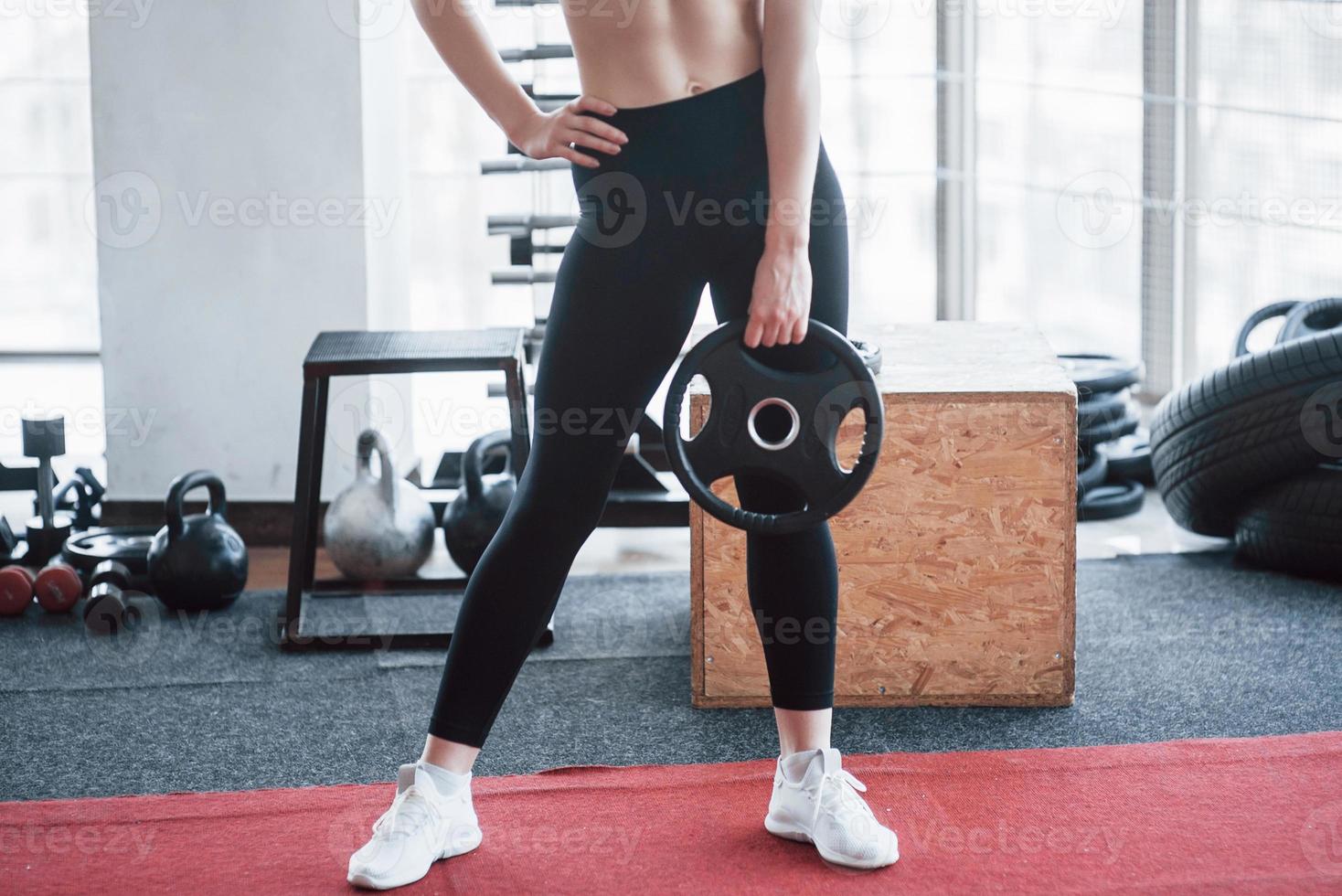 fille active dans la salle de fitness. concept d'entraînement mode de vie sain sport photo