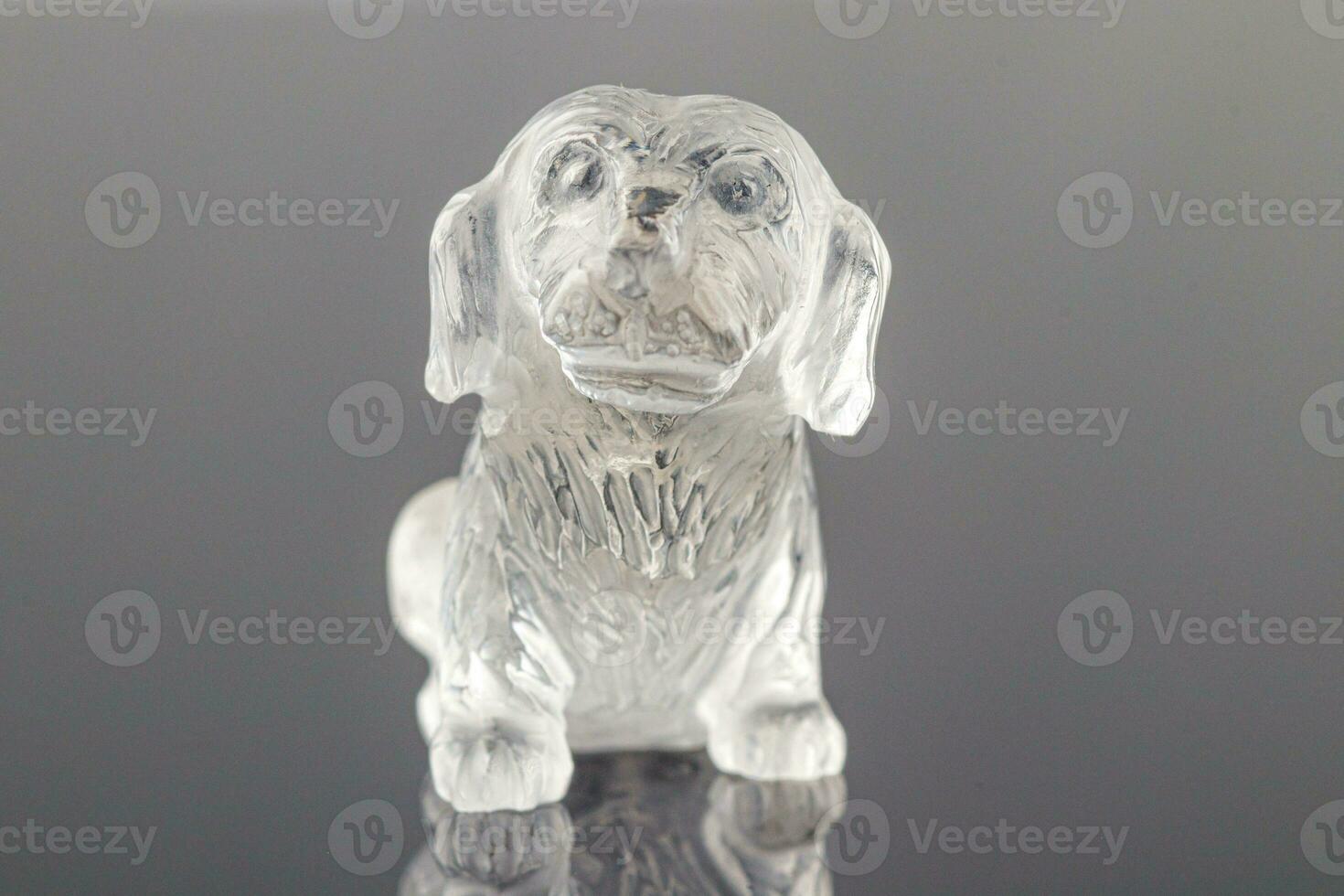 magnifique statuette de une chien de le minéral topaze sur une gris Contexte photo