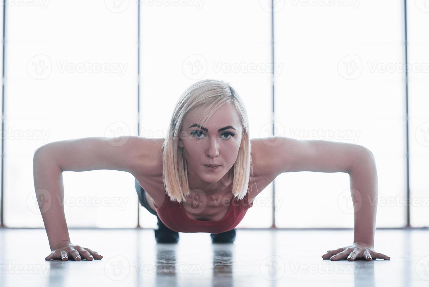 fille active dans la salle de fitness. concept d'entraînement mode de vie sain sport photo