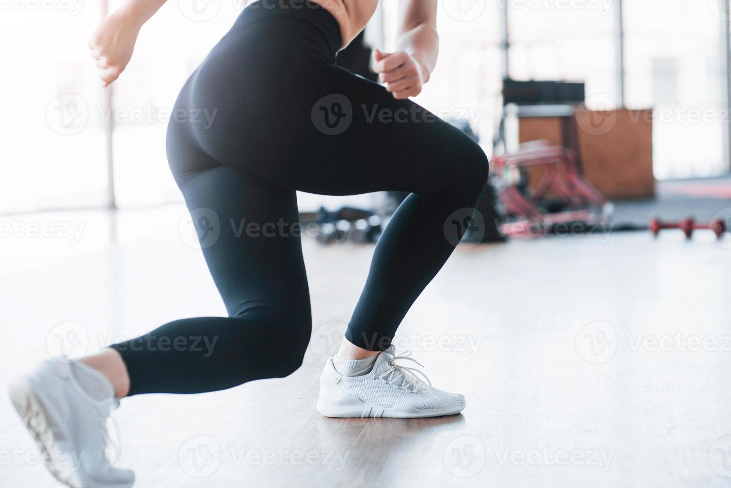 fille active dans la salle de fitness. concept d'entraînement mode de vie sain sport photo