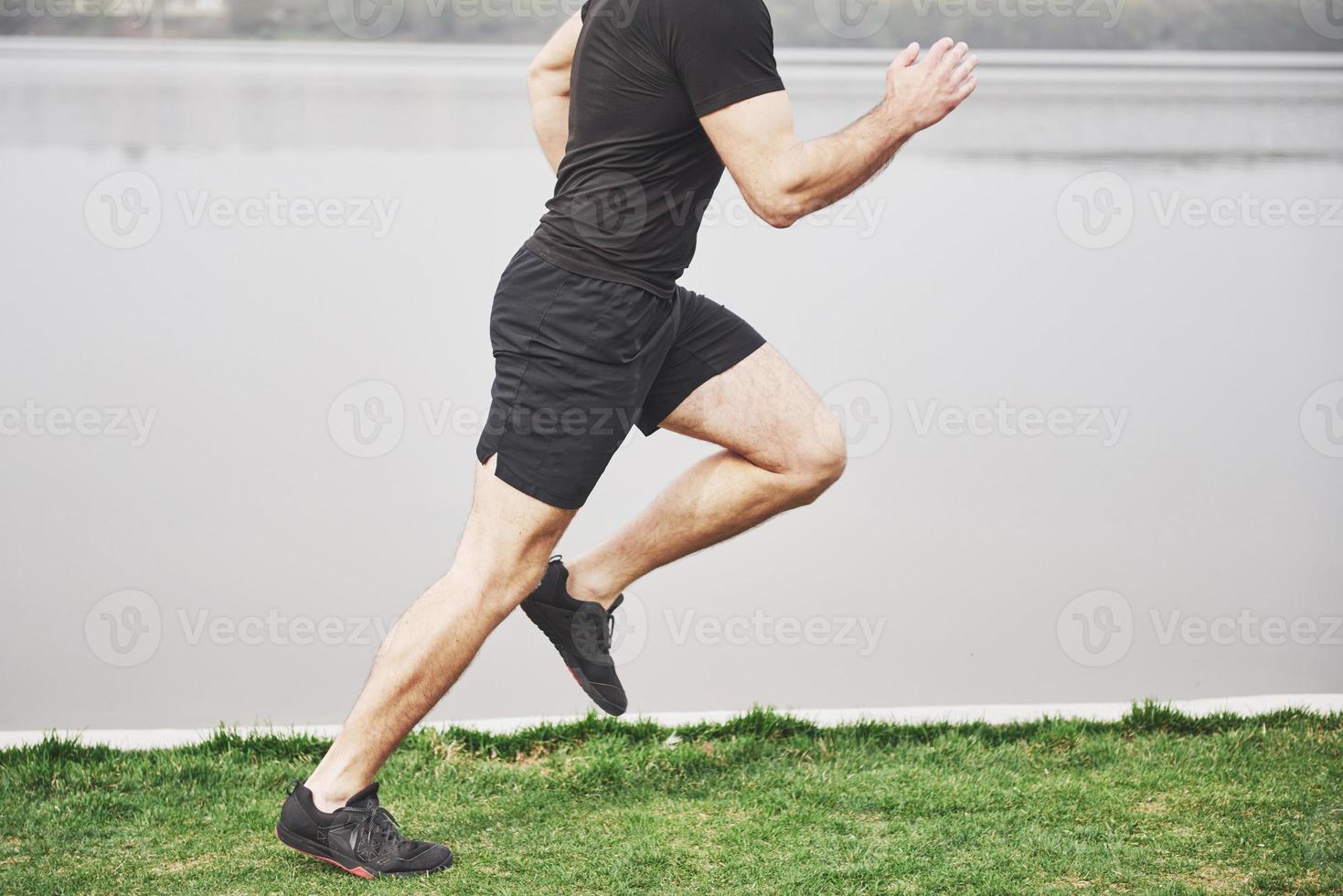 le jeune homme barbu est engagé dans des sports de plein air photo