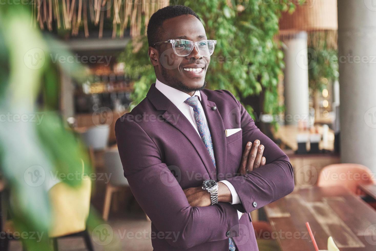 sourire heureux d'un homme d'affaires afro-américain réussi en costume photo