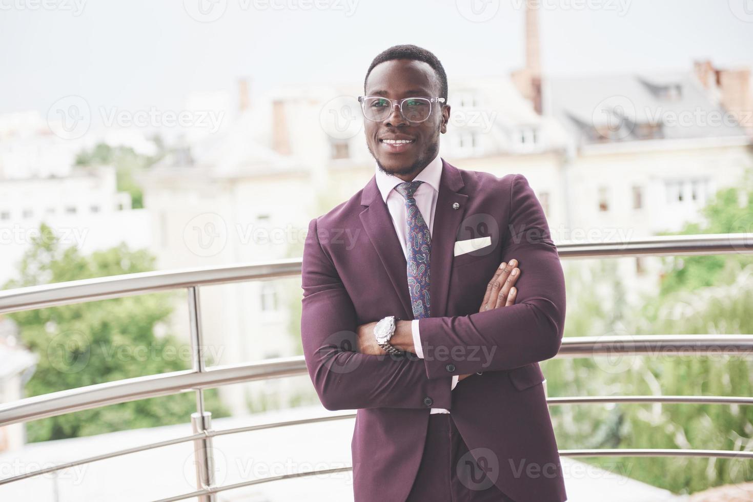 sourire heureux d'un homme d'affaires afro-américain réussi en costume photo