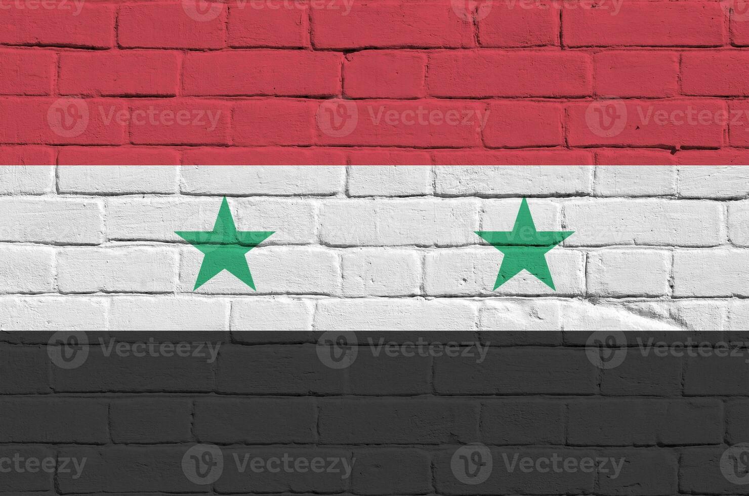 Syrie drapeau représenté dans peindre couleurs sur vieux brique mur. texturé bannière sur gros brique mur maçonnerie Contexte photo