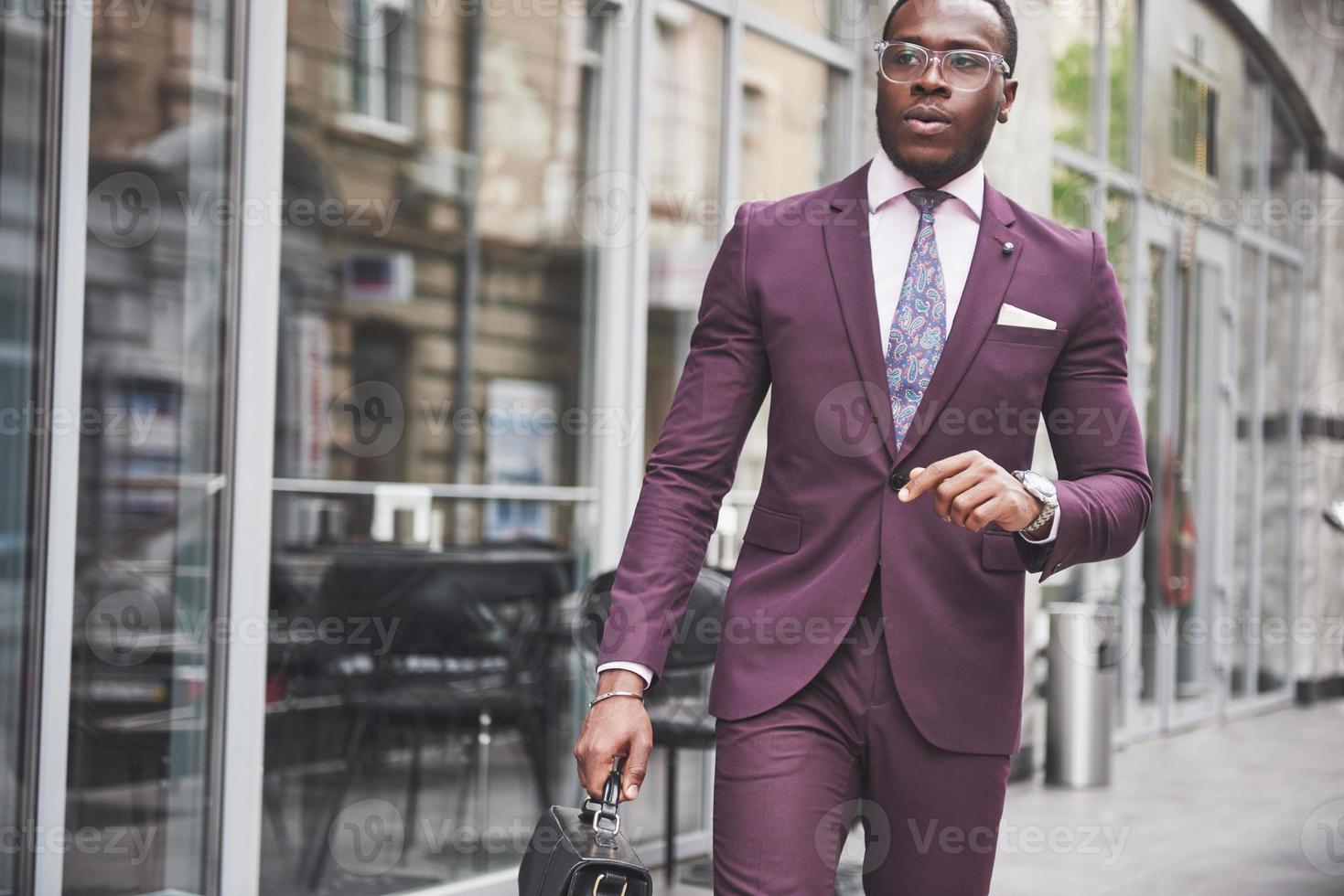 portrait d'un jeune bel homme d'affaires afro-américain avec une mallette photo