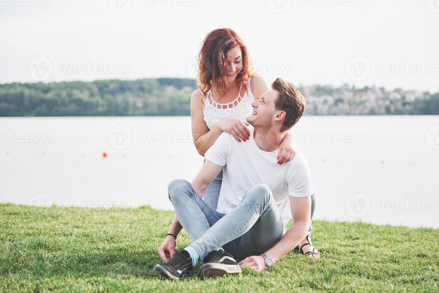 Heureux jeune couple profitant d'une plage solitaire backriding photo