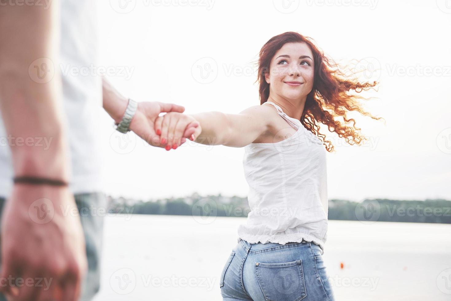 aimer drôle amusant couple heureux sur la plage. photo