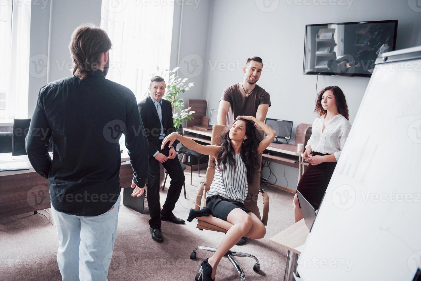 un groupe d'hommes d'affaires célébrant, s'amusant, au bureau. photo