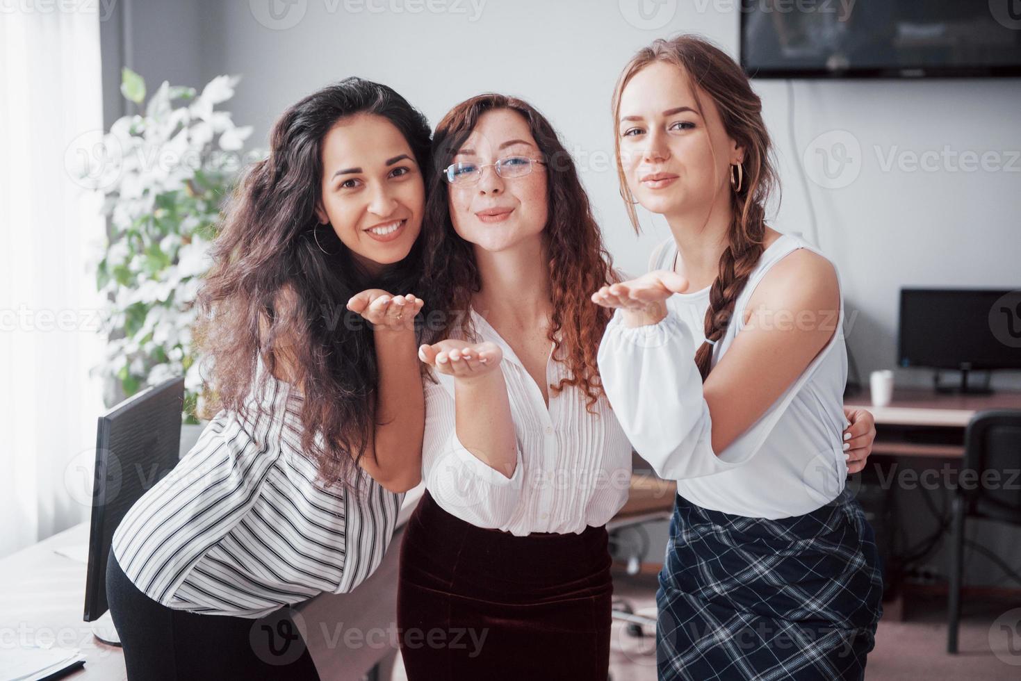 belles femmes dans l'espace de bureau sur le lieu de travail photo